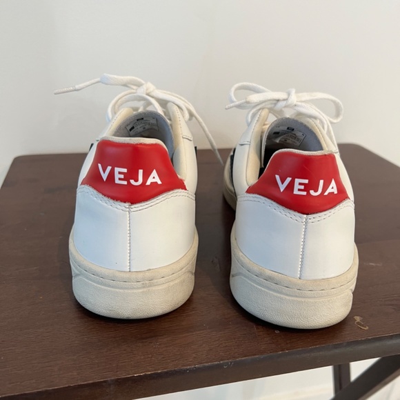 Men’s veja shoes size is 8.5 - Picture 3 of 6